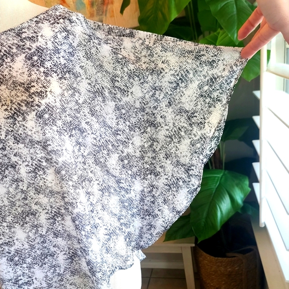 KEREN hart flowy poncho blouse - Picture 3 of 5